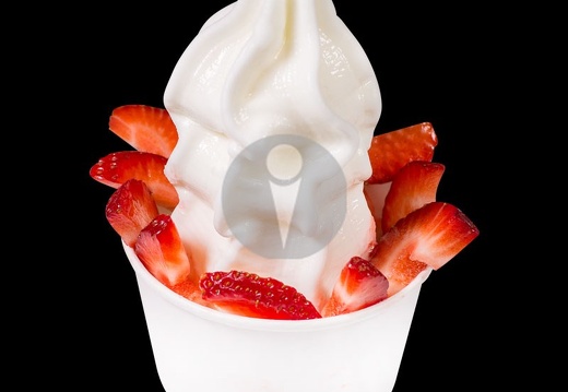 frozen joghurt erdbeerbecher