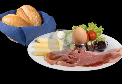 grosses fruehstueck brotkorb