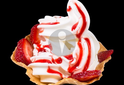 softeis erdbeer waffelkoerbchen